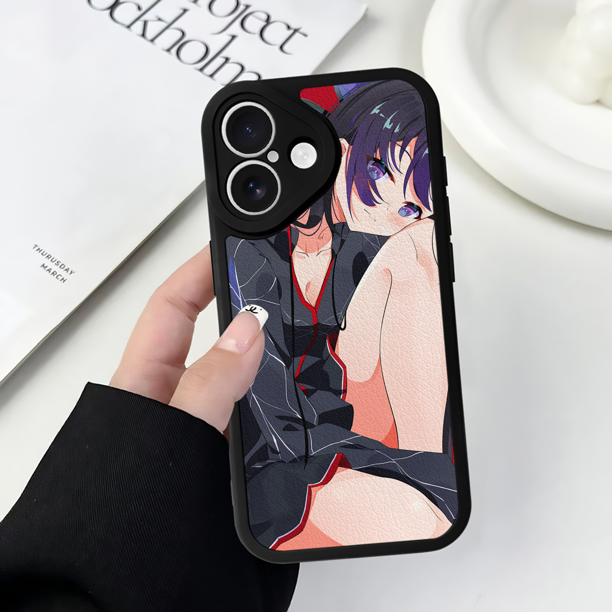 （画像用） 鬼滅の刃（きめつのやいば）蟲柱-胡蝶 しのぶ／こちょう しのぶ Kochou Shinobu 【iPhone 16シリーズ対応】シリコンスマホケース（レザー調） 材質：シリコン
